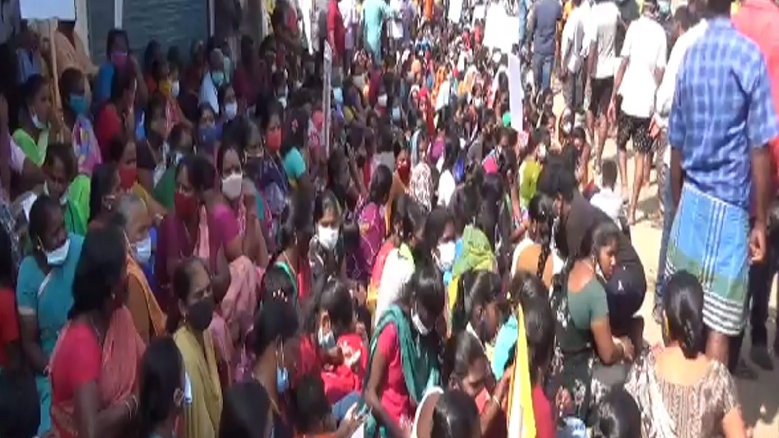 30 வருஷமா இங்க இருக்கோம் எங்க போறது.. ஈஞ்சம்பாக்கத்தில் குடியிருப்புகளை அகற்ற  எதிர்ப்பு தெரிவித்து பொதுமக்கள்  போராட்டம்