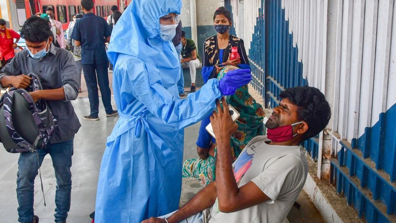 புதுச்சேரியில் ஒரே நாளில் 940 பேருக்கு கொரோனா தொற்று உறுதி...!