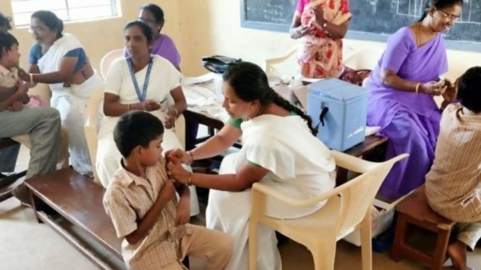 நேற்று ஒரேநாளில் 3 லட்சத்துக்கும் மேற்பட்ட மாணவ, மாணவிகளுக்கு கொரோனா தடுப்பூசி செலுத்தப்பட்டுள்ளது...!