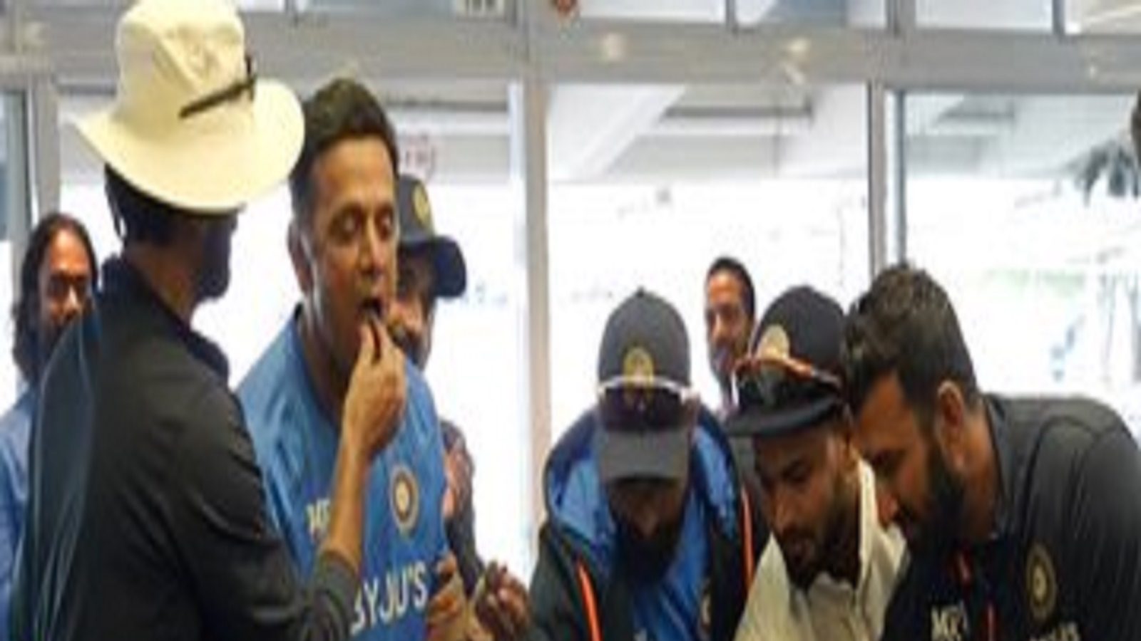 கோலி எங்கே? திராவிட் பிறந்த தின கொண்டாட்டத்தில் விராட் கோலி இல்லை? - ரசிகர்கள் ஆச்சரியம்