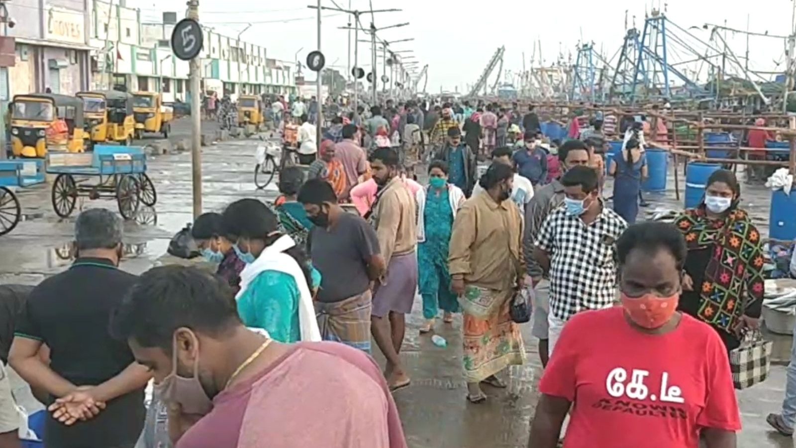 ஞாயிறு முழு ஊரடங்கு: காசிமேடு மீன்பிடி துறைமுகத்திற்கு படையெடுத்த மீன் பிரியர்கள்