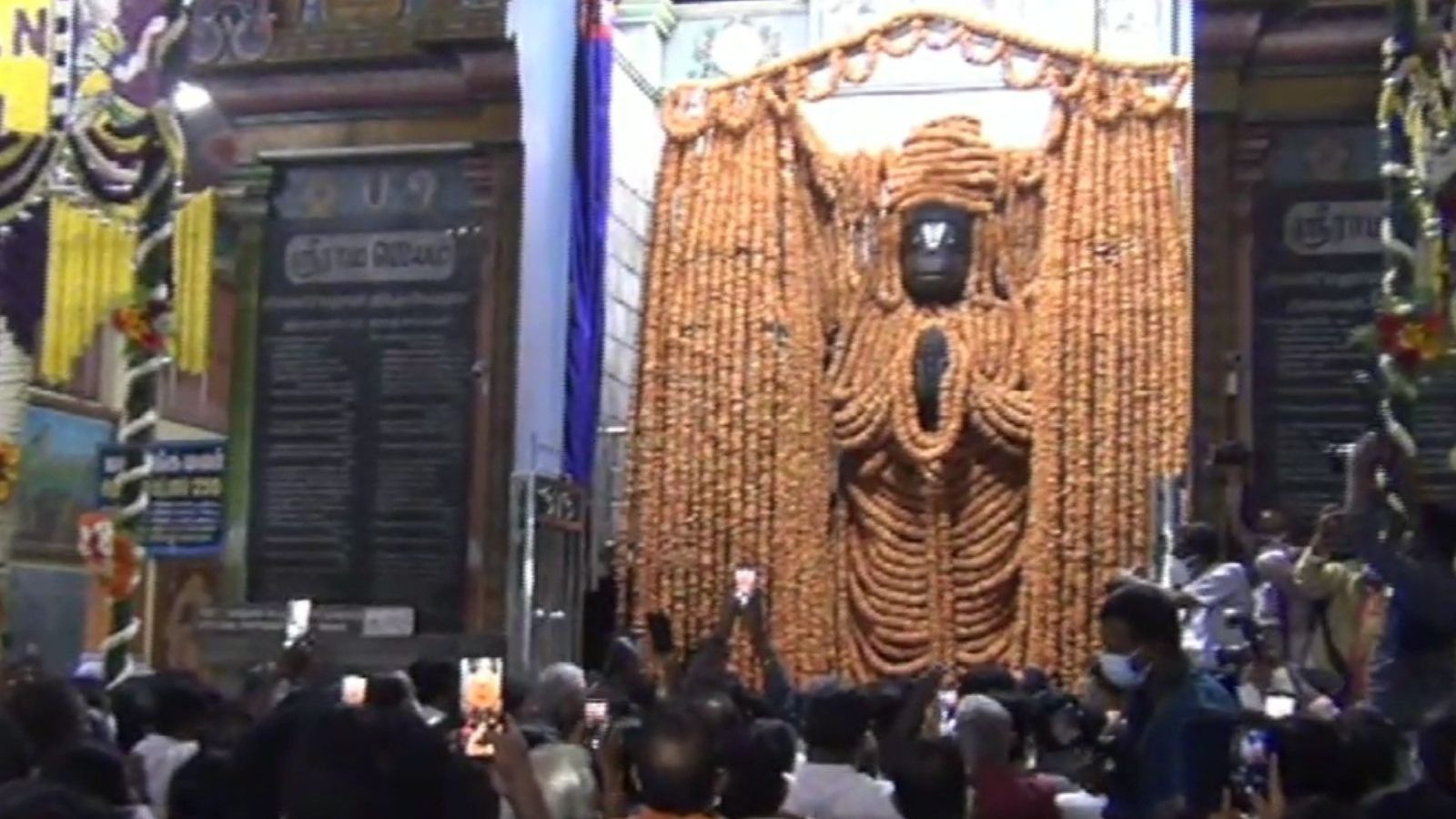 1,00,008 வடை மாலையுடன் பக்தர்களுக்கு அருள்பாலித்த ஆஞ்சநேயர்