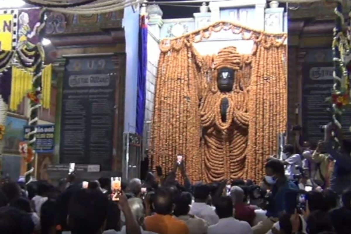 1,00,008 வடை மாலையுடன் பக்தர்களுக்கு அருள்பாலித்த ஆஞ்சநேயர்