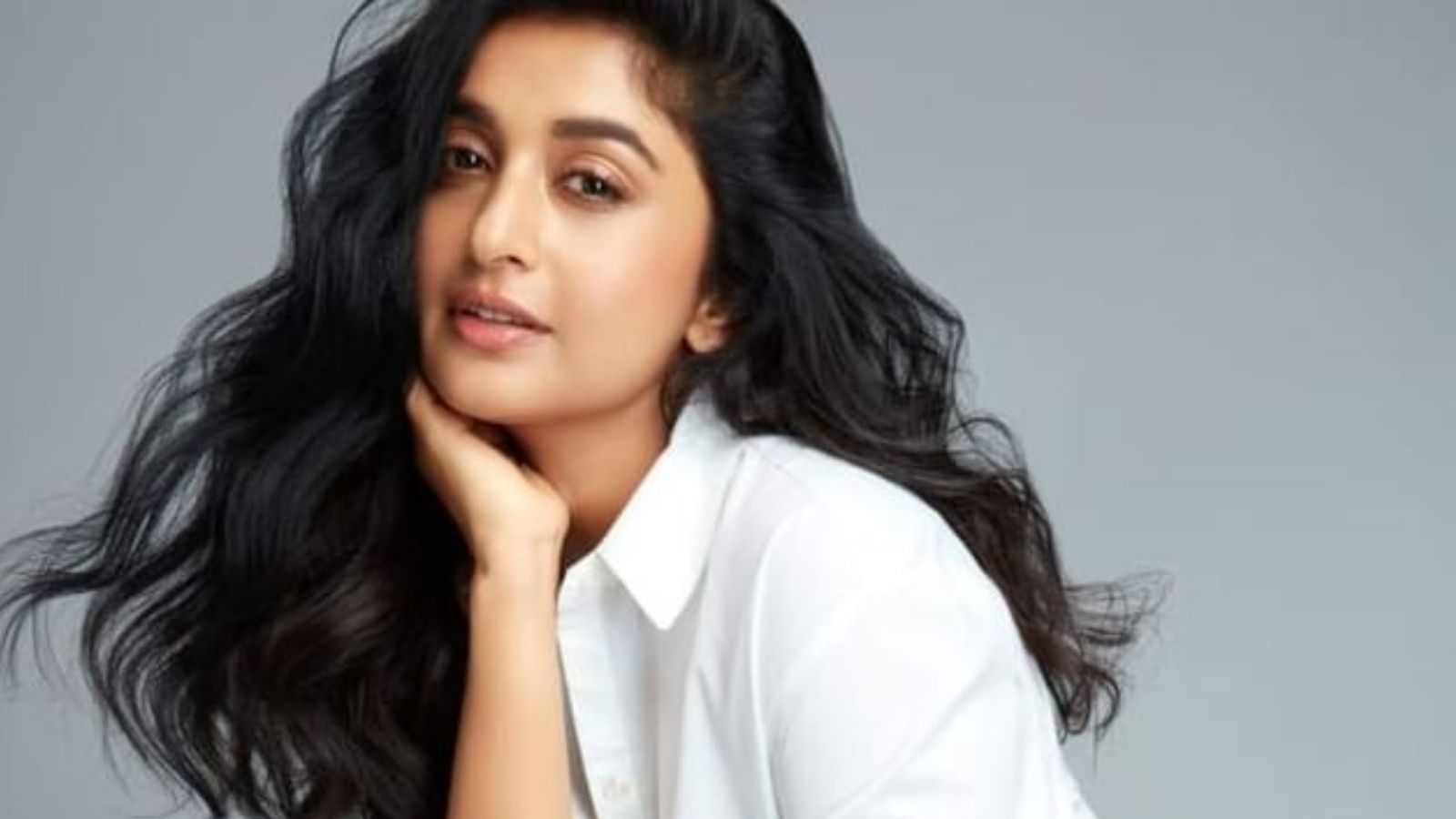 அன்று பார்த்த அதே அழகு.. மீரா ஜாஸ்மின் லேட்டஸ்ட் க்ளிக்ஸ்