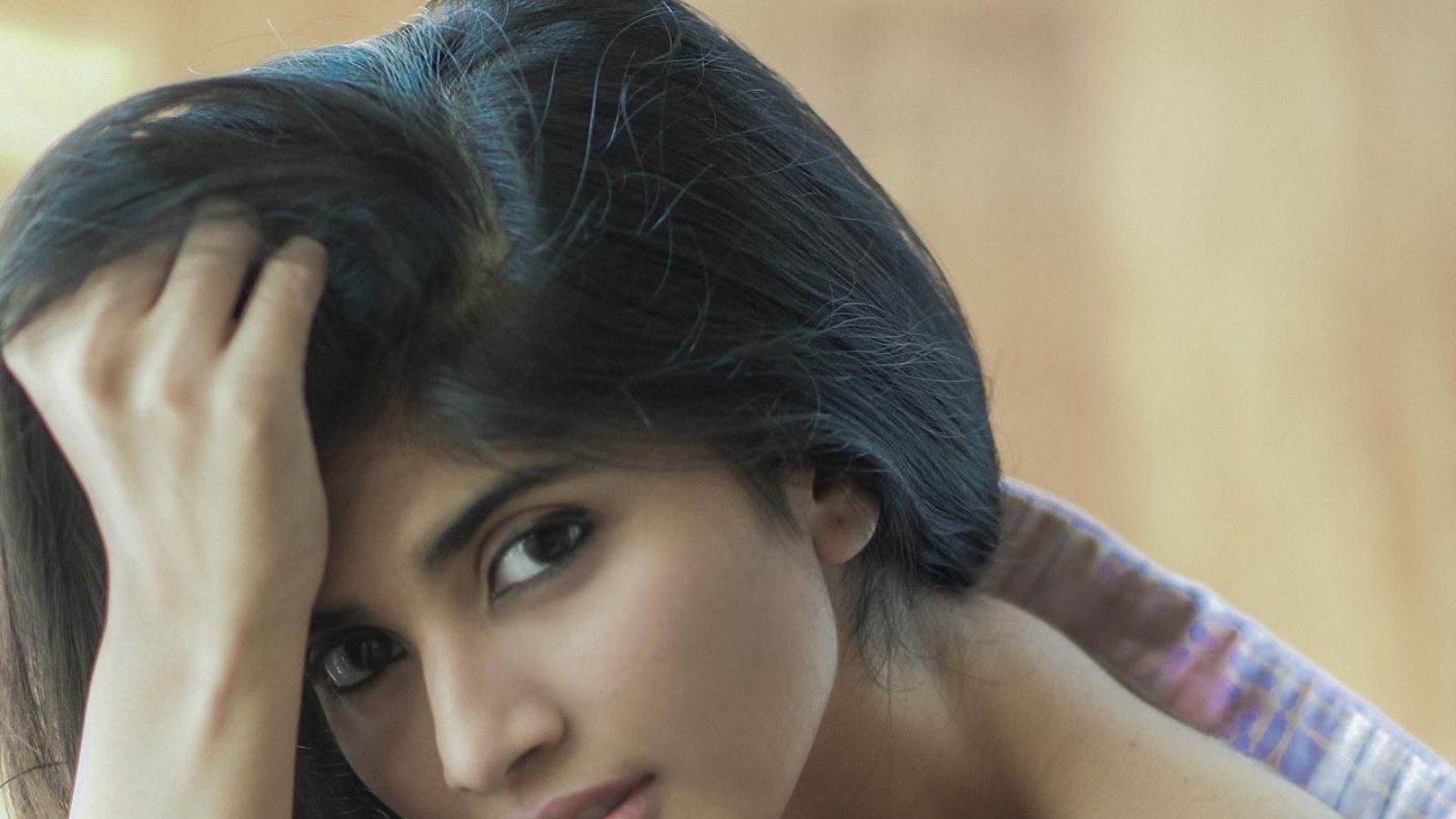 நடிகை மேகா ஆகாஷ் லேட்டஸ்ட் க்ளிக்ஸ்..