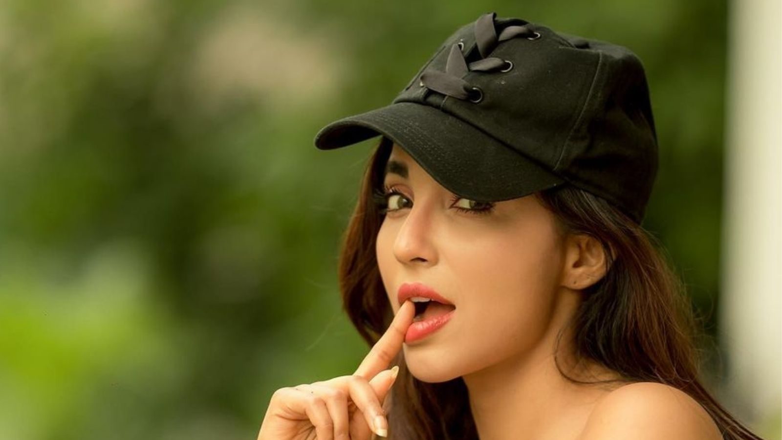 விதவிதமான போஸில் ரசிக்க வைக்கும் பார்வதி நாயர்..