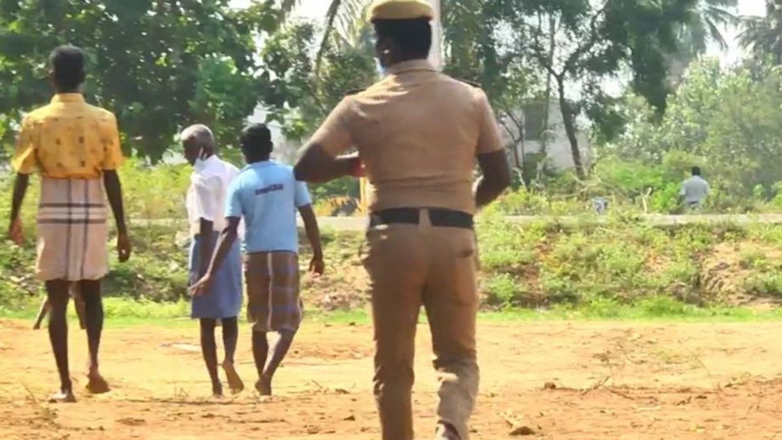 முழு ஊரடங்கு: கடலூரில் இருந்து புதுச்சேரிக்கு படையெடுக்கும் மது பிரியர்கள்... போலீசார் திணறல்