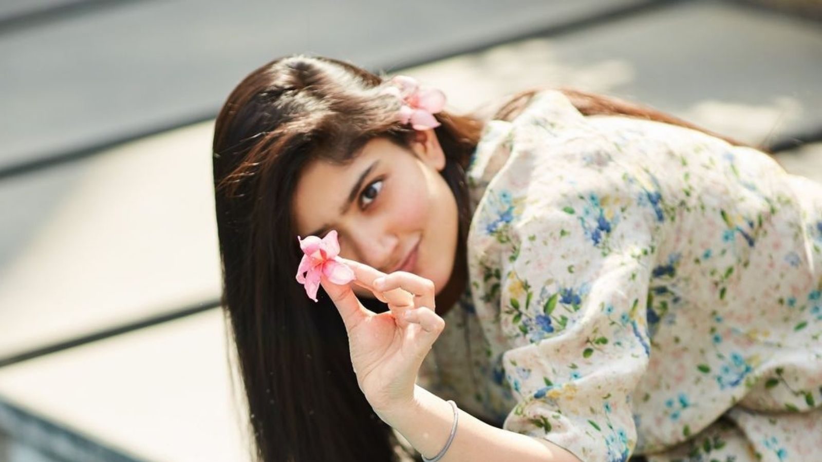 பூக்களே சற்று ஓய்வெடுங்கள் அவள் வந்துவிட்டாள்! சாய் பல்லவி லேட்டஸ்ட் களிக்ஸ்..