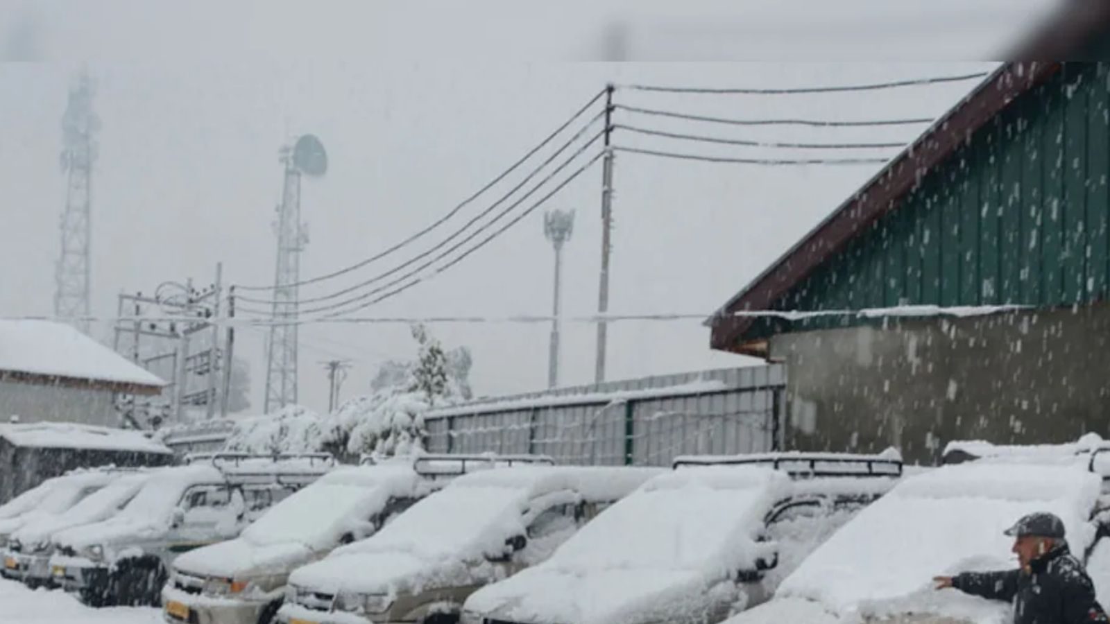 காஷ்மீரில் அதிக பனிப்பொழிவு காரணமாக  போக்குவரத்து சேவை கடும் பாதிப்பு...!