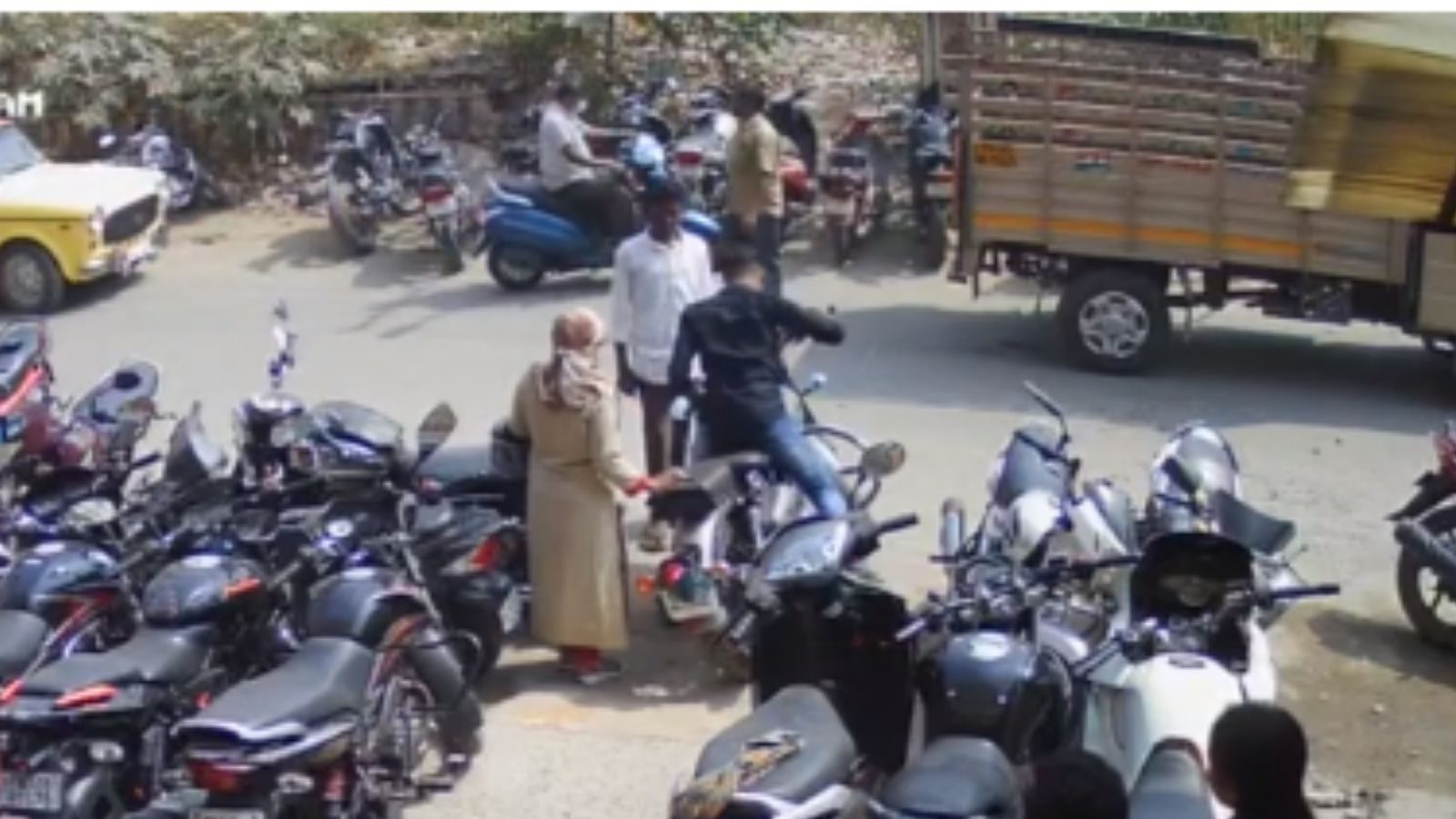 ஓட்டிப் பார்ப்பதாக கூறி புல்லட் பைக்குடன் எஸ்கேப் ஆன காதல் ஜோடி