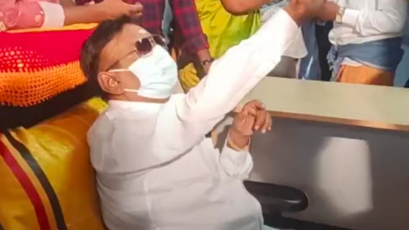 தேமுதிக தலைவர் விஜயகாந்த் புத்தாண்டையொட்டி தொண்டர்களுடன் சந்திப்பு: கையை அசைத்து