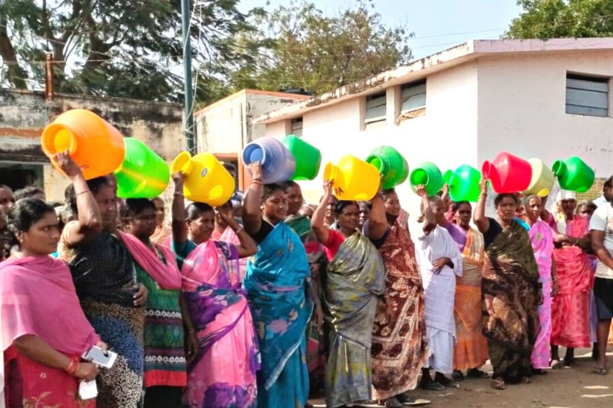 நாமக்கல்: காலிக் குடங்களுடன் ஊராட்சி மன்ற அலுவலகத்தை முற்றுகையிட்ட மக்கள் 