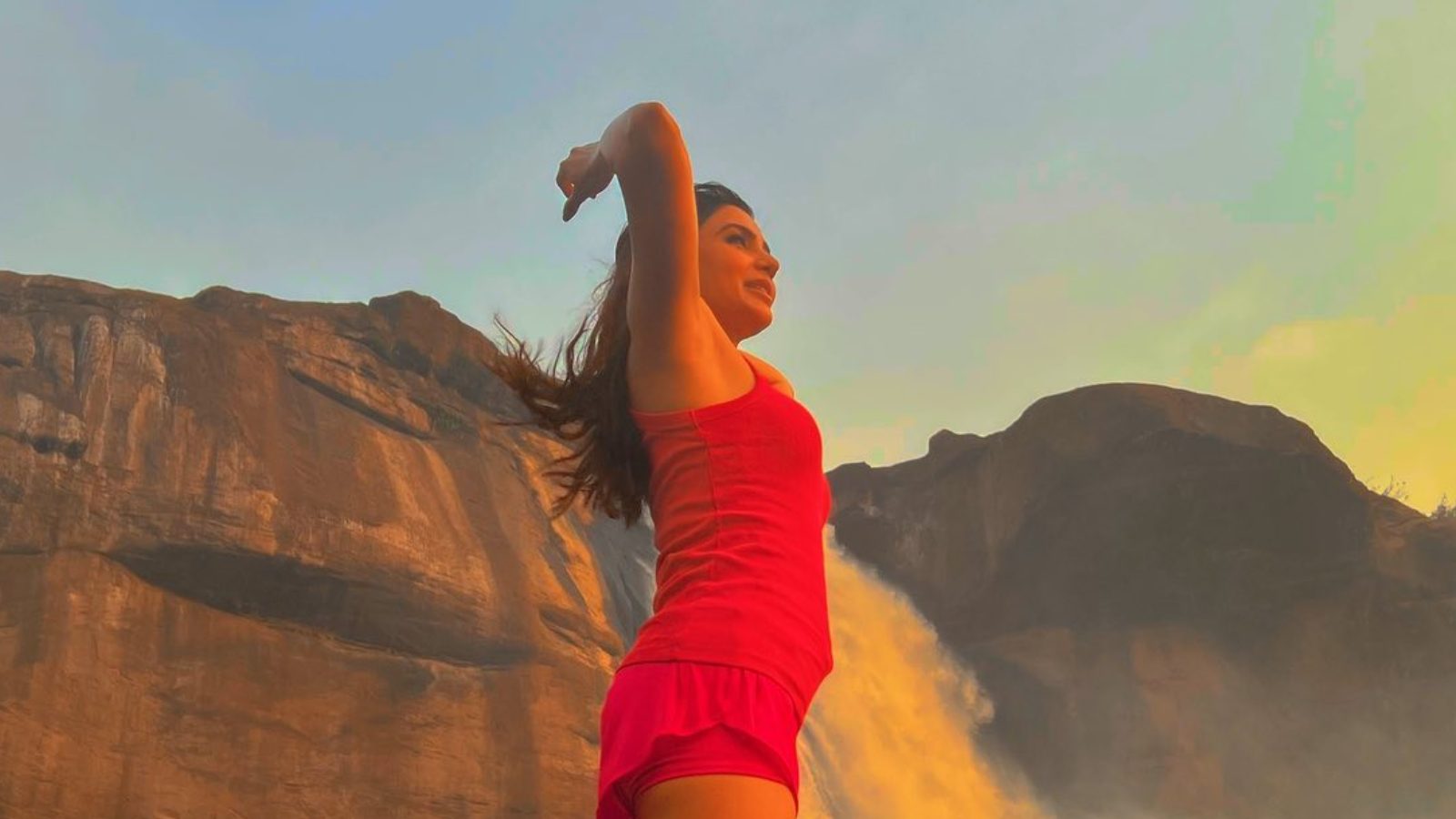 நீர்விழ்ச்சியில் என்ஜாய் செய்யும் சமந்தா - வைரல் போட்டோஸ்