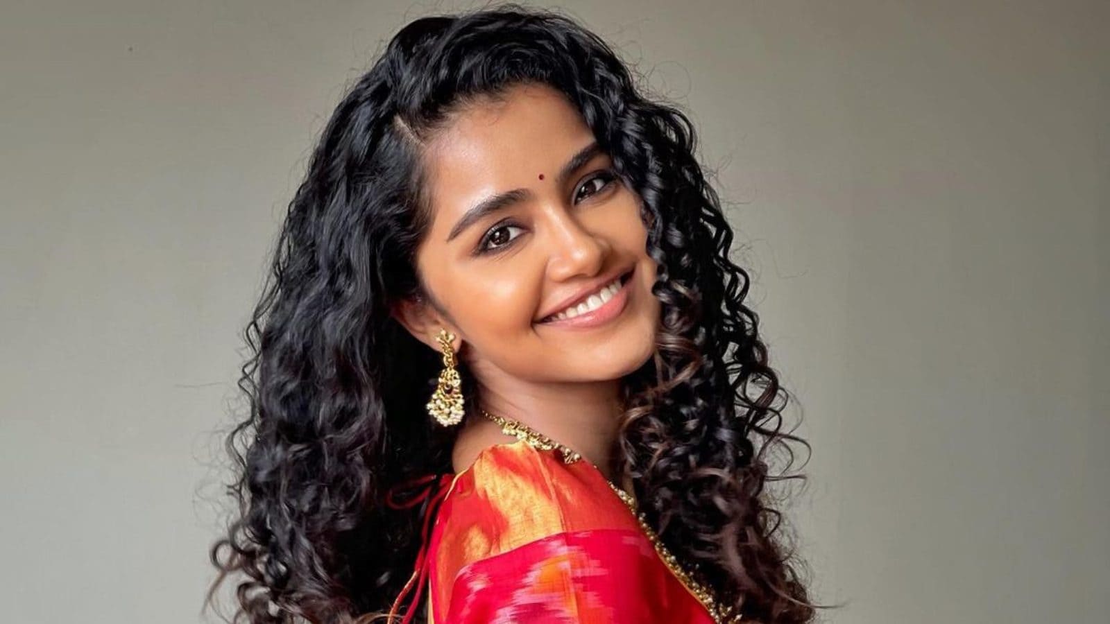 அம்மாடி உன் அழகு செம்ம தூளு ! புடவையில் ரசிக்க வைக்கும் அனுபமாவின் போட்டோஸ்..