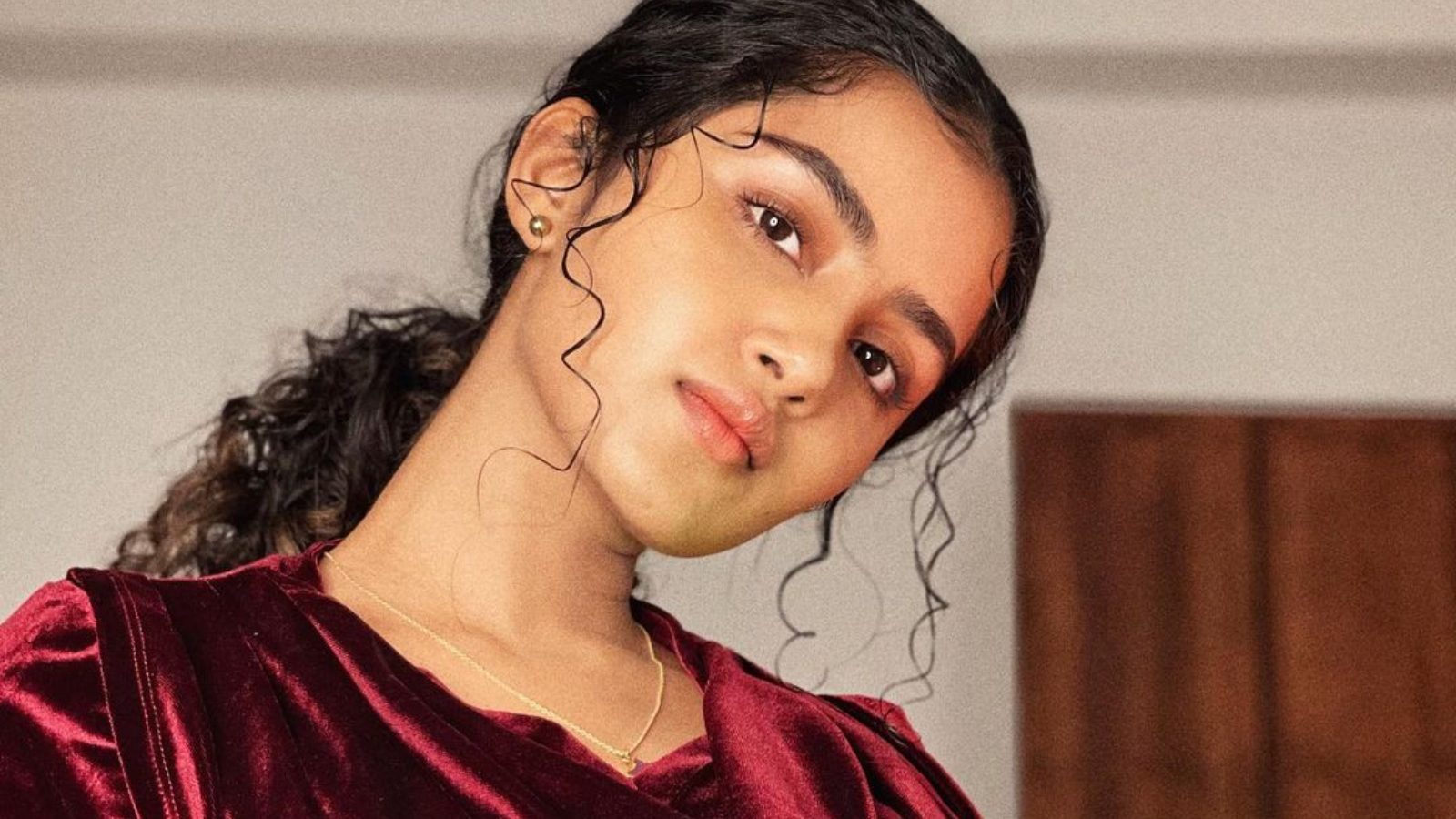 வெல்வெட் உடையில் ரசிக்க வைக்கும் அனுபமா பரமேஸ்வரன்..