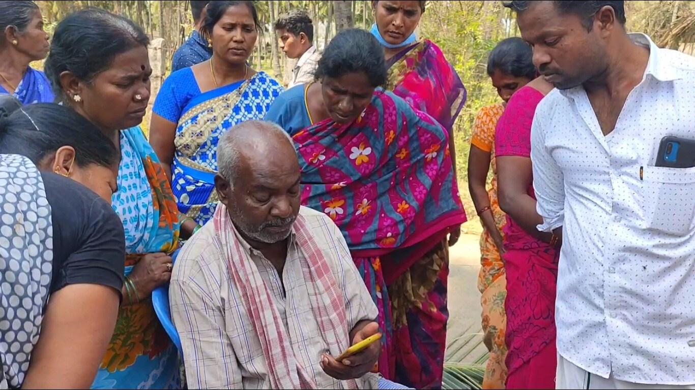 உக்ரைனில் தவிக்கும் மகன்.. அதிர்ச்சியில் தாய் மரணம்.. வீடியோ காலில் சடலத்தை  பார்த்து கதறல்.. – News18 Tamil