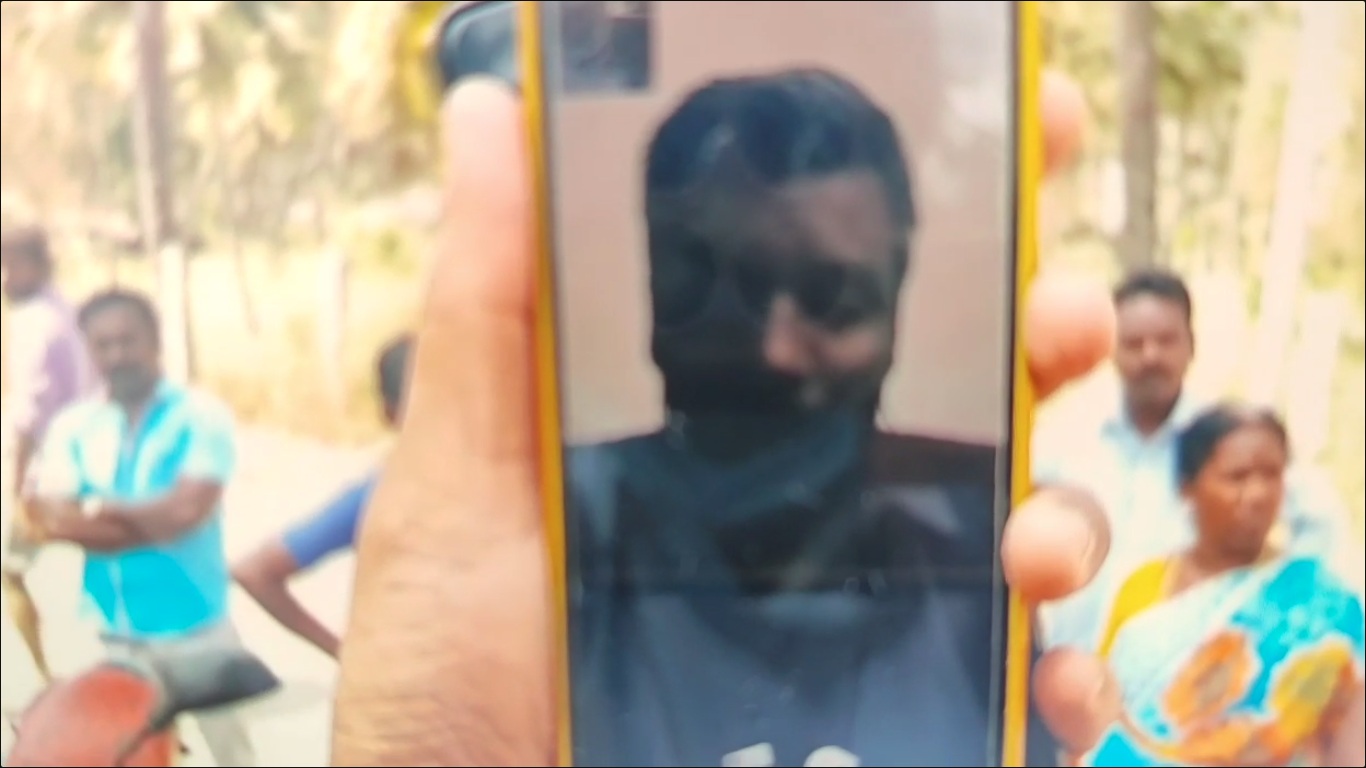 மத்திய மற்றும் மாநில அரசுகள் விரைவில் சக்திவேல் மற்றும் அவருடன் இருக்கும் மாணவர்களை உக்ரைனில் இருந்து மீட்டு உடனடியாக தாய் நாட்டுக்கு  அழைத்து வர வேண்டுகோள் விடுத்துள்ளனர்