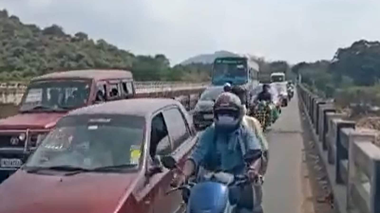 பாலாற்று பாலத்தில் பராமரிப்பு பணி - போக்குவரத்து நெரிசல்