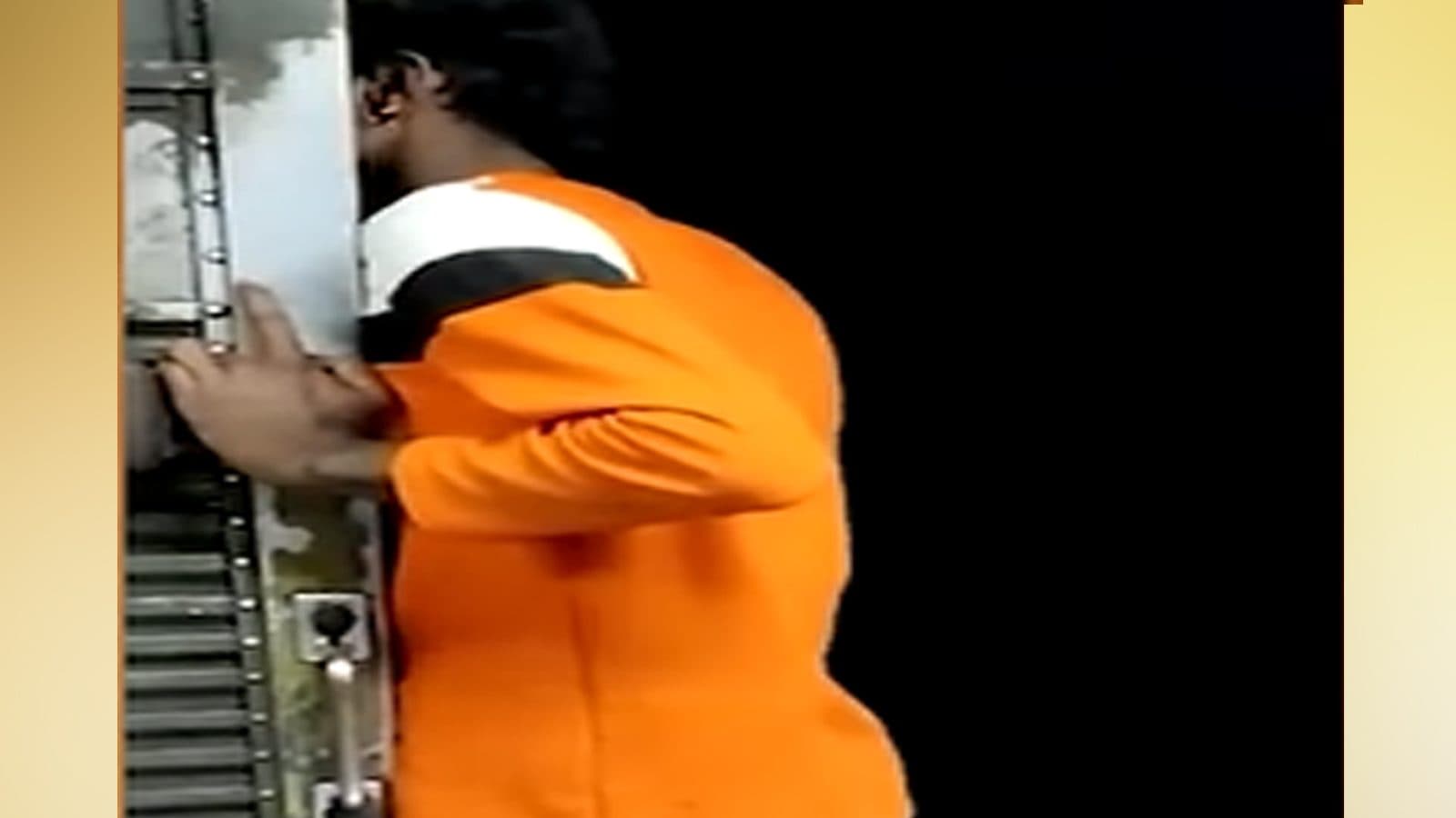 மின்சார ரயிலில் இளம்பெண் முன்பு ஆபாசமாக நடந்துக்கொண்ட நபர் கைது