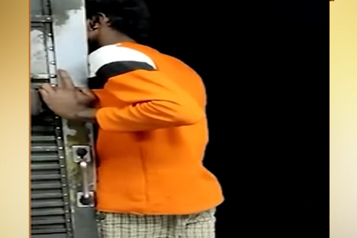 சென்னை மின்சார ரயிலில் இளம்பெண் முன் சுய இன்பத்தில் ஈடுபட்ட இளைஞர்