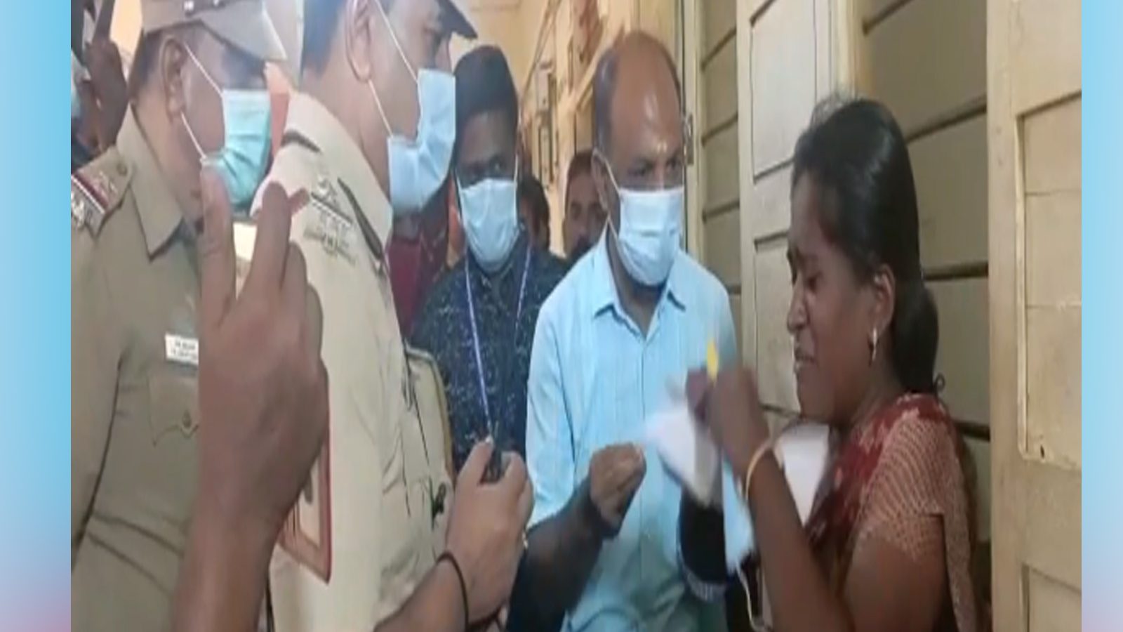 அப்பா தோல்வியை தாங்க முடியாமல் பூத் சிலிப்பை கிழித்த மகள்.