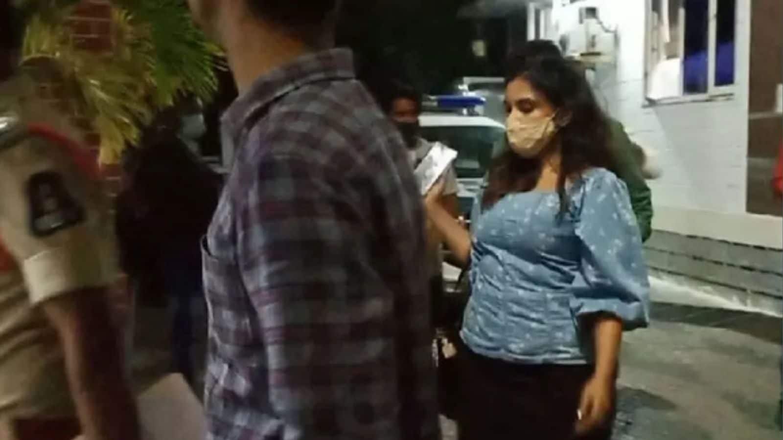 இந்துக்கள் மனதை புண்படுத்தியதாக பிக் பாஸ் 5 பெண் பிரபலம் மீது புகார்