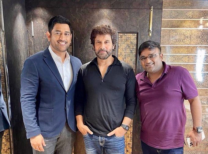 Chiyaan Vikram meets MS Dhoni - Picture goes viral, MS Dhoni meets vikram, dhoni, ms dhoni, dhoni vikram, dhoni vikram meeting, dhoni meets vikram, captain cool dhoni vikram, dhoni vikram hd photos, dhoni photos, vikram and dhoni, dhoni and vikram hd images, ms dhoni movie, ms dhoni wife, ms dhoni age, ms dhoni photos, ms dhoni net worth, ms dhoni father, எம் எஸ் தோனி, தோனி விக்ரம், விக்ரம் தோனி சந்திப்பு, தோனியை சந்தித்த விக்ரம், சியான் விக்ரம்