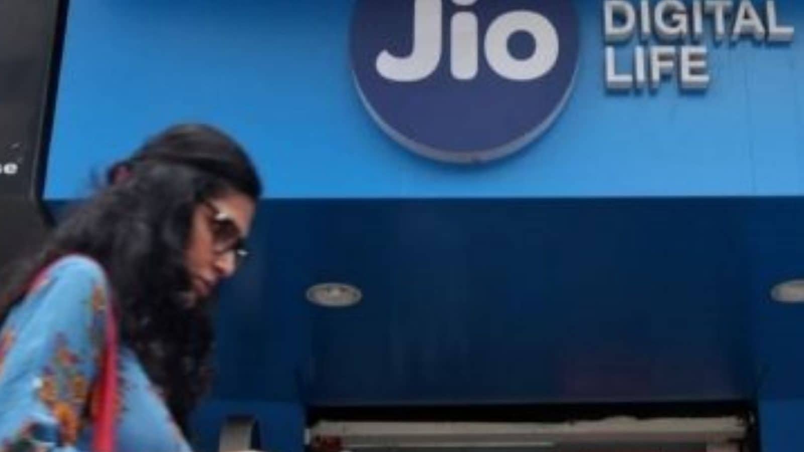 சேட்லைட் மூலம் இணைய சேவை- தயாராகும் ஜியோ நிறுவனம்