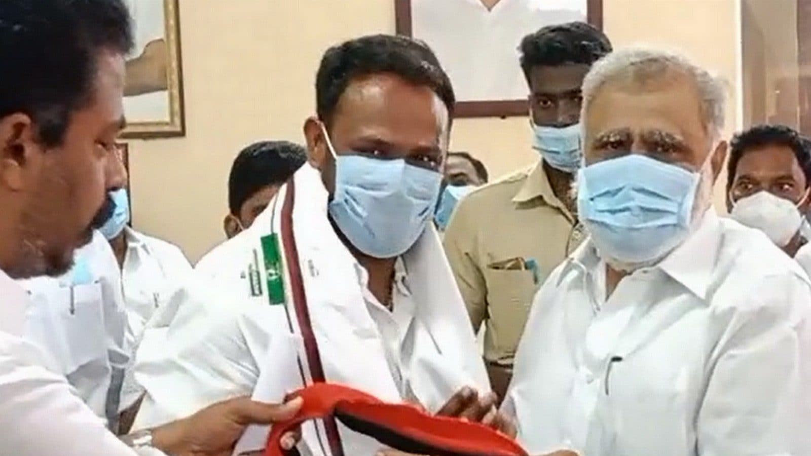 ‘பாஜகவை பற்றி தவறாக பேசக்கூடாது என்று கூறுகிறார் சீமான்...’ கூண்டோடு ராஜினாமா செய்து திமுகவில் இணைந்த நிர்வாகிகள்