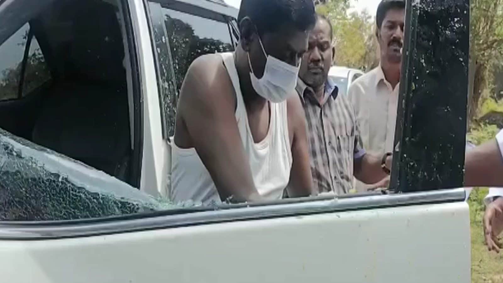 நகர்ப்புற உள்ளாட்சித் தேர்தல்... மோதிக்கொள்ளும் உடன்பிறப்புகள்.. தென்காசி மாவட்ட பொறுப்பாளர் மீது குப்பைத்தொட்டி வீச்சு