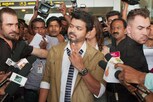 விஜய் பாணியில் நீண்ட நேரம் போராடி டெண்டர் வாக்களித்த பெண்!