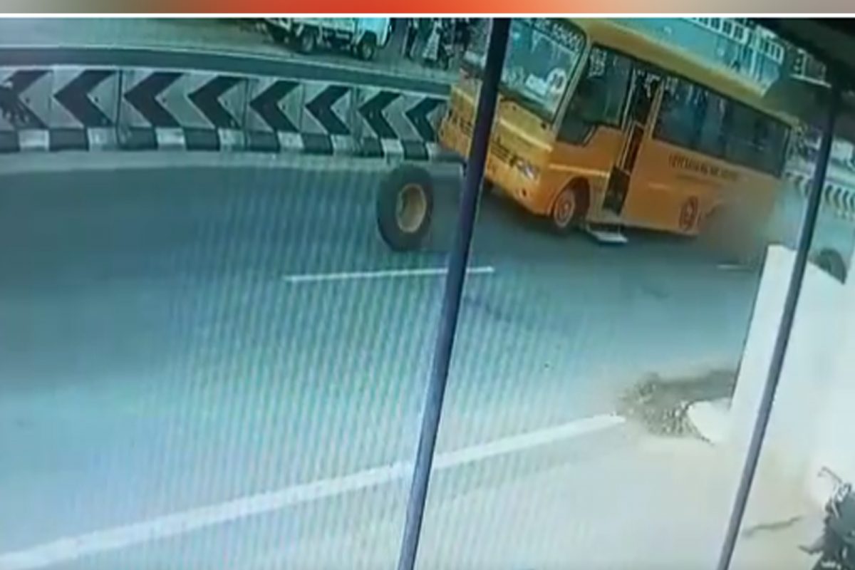 கரகாட்டக்காரன் பட பாணியில் சம்பவம்... பள்ளி பேருந்து சக்கரம் கழன்று  ஓடியதால் பரபரப்பு.. /Private school bus wheel spun off and ran shocking  footage – News18 Tamil