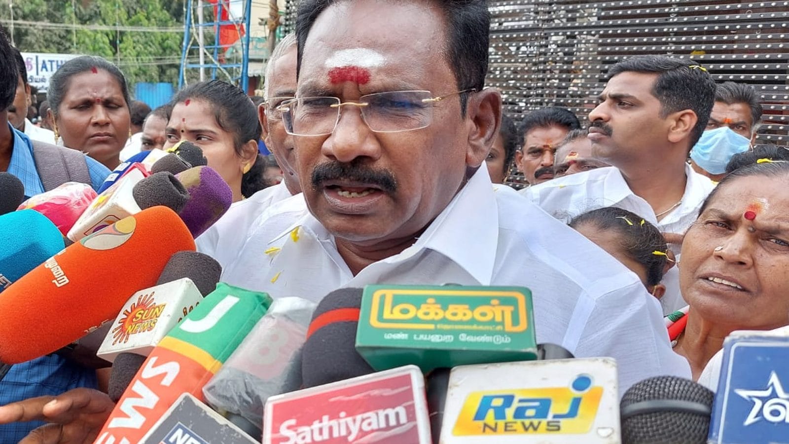 அதிமுக-வில் தலைமையே கிடையாது - பகீர் கிளப்பும் செல்லூர் ராஜூ..