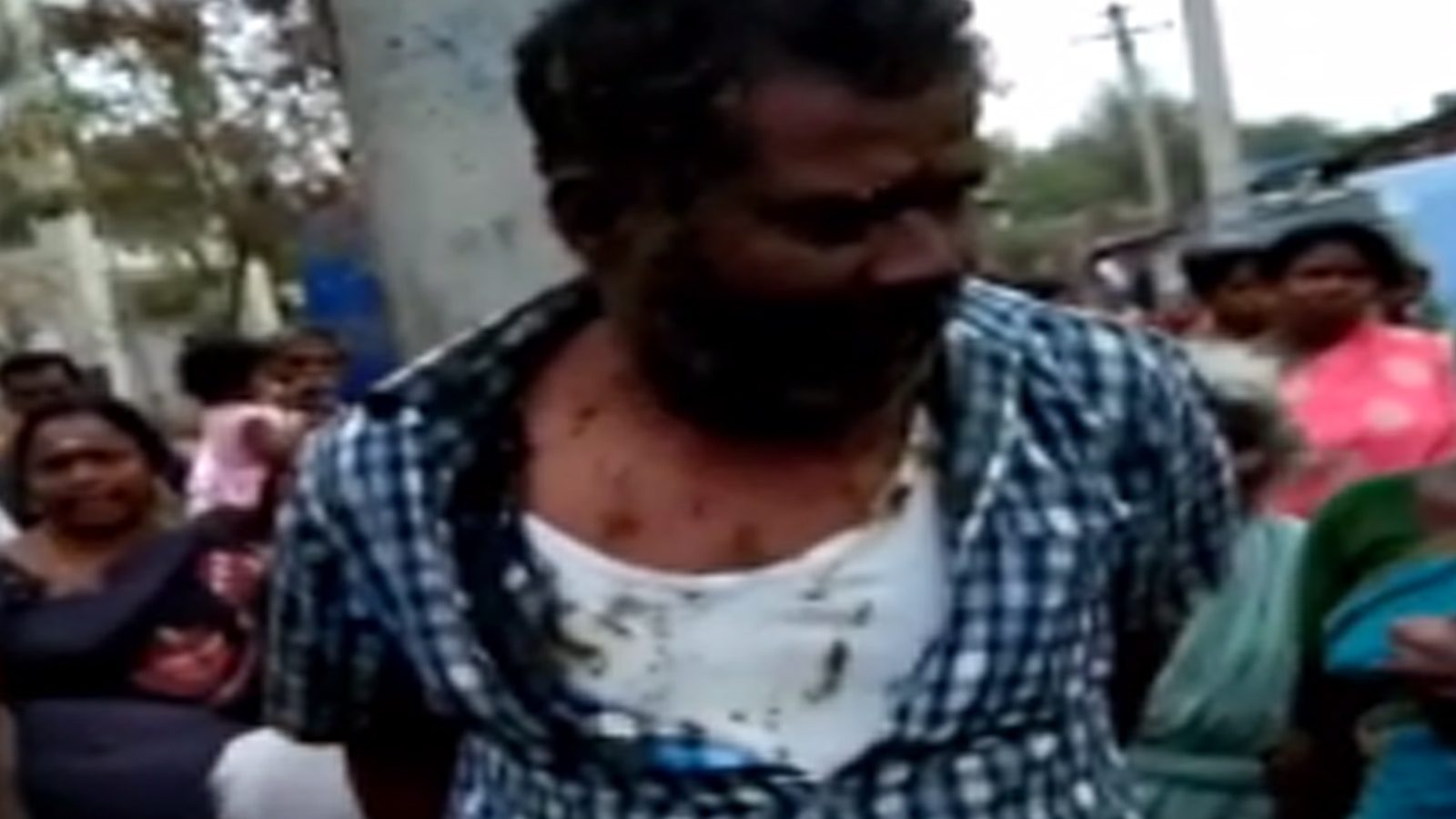 சிறுமிகளிடம் சில்மிஷத்தில் ஈடுபட்டவரை மின்கம்பத்தில் கட்டிவைத்து அடித்த மக்கள்