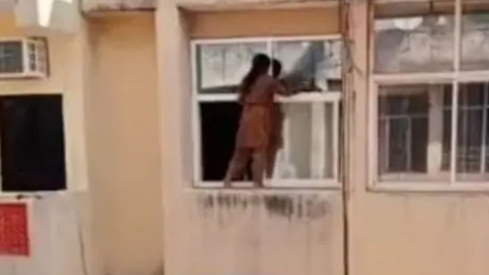 4வது மாடி பால்கனியில் நின்று கொண்டு பெண் செய்த காரியம்... பதைபதைக்க வைக்கும் வீடியோ!