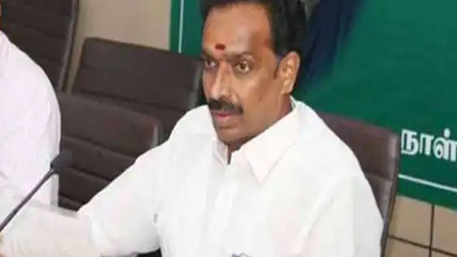 தேர்தலில் நிற்கும் அதிமுகவினர் மீது பொய் வழக்கு  - முன்னாள் அமைச்சர் எம்.ஆர்.விஜயபாஸ்கர் குற்றச்சாட்டு