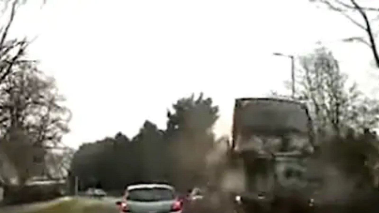 புயலில் மரம் சாய்ந்து விழுந்து டபுள் டெக்கர் பேருந்து சேதம் - வீடியோ பாருங்க