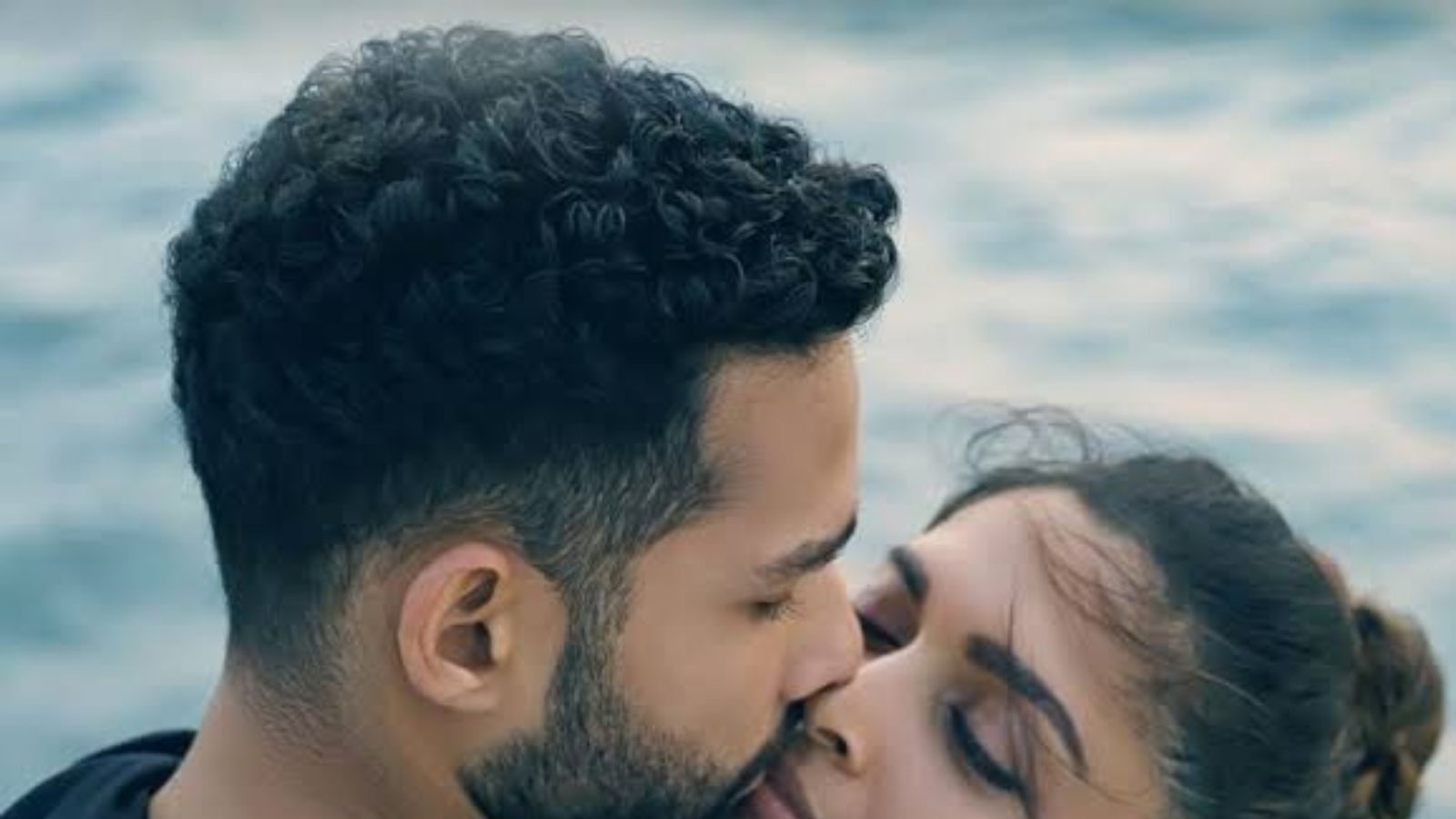 முத்தத்திற்கு கணவரிடம் அனுமதி வாங்கினீர்களா? - வில்லங்க கேள்விக்கு நடிகையின் பளீர் பதில்