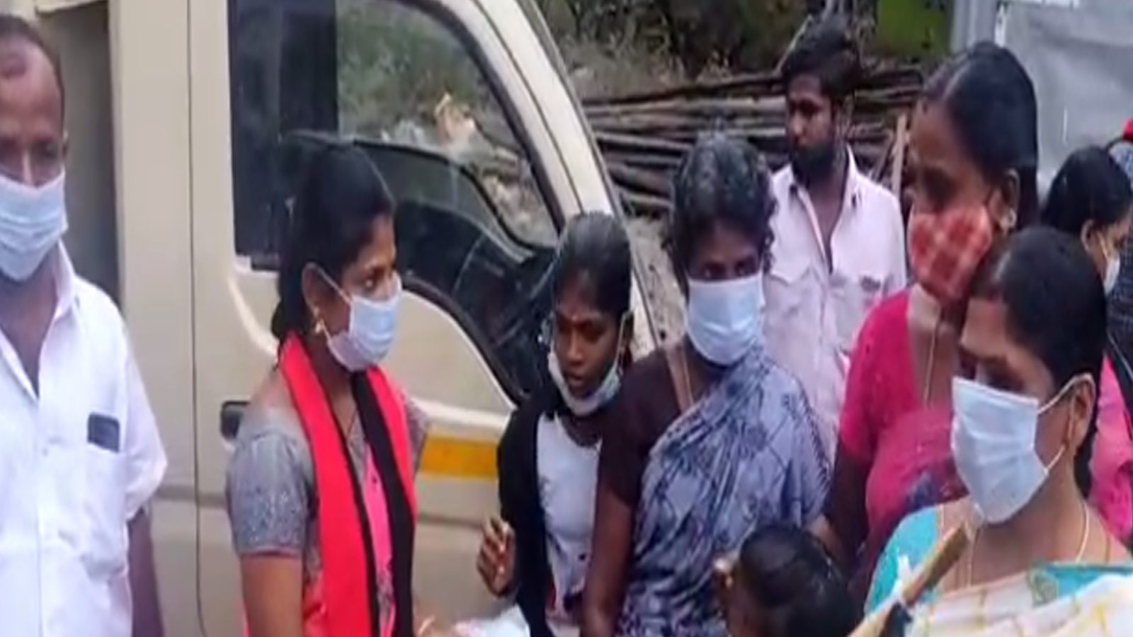 உங்க மகளா நினைச்சு ஓட்டுப்போடுங்க - கவனம் ஈர்க்கும் தி.மு.க வேட்பாளர்