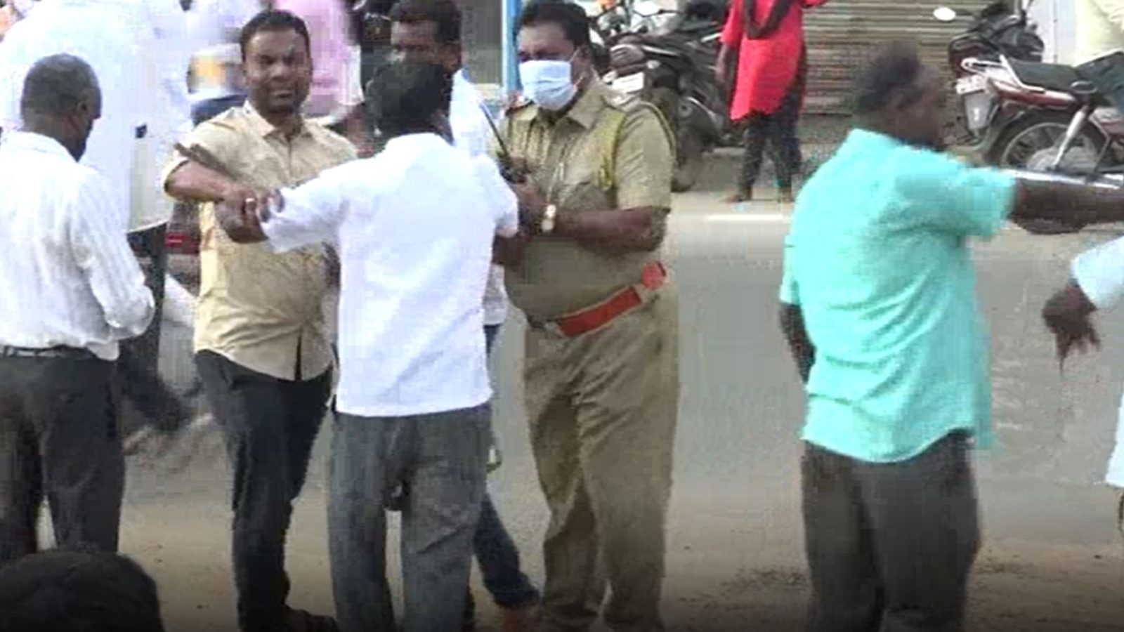 போட்டோவுக்கு போஸ் கொடுப்பதில் தகராறு- அடிதடியில் ஈடுபட்ட திமுக கவுன்சிலர்கள்