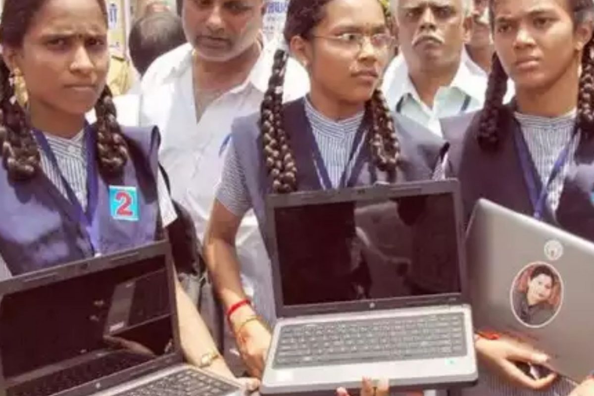 2 ஆண்டுகளாக மாணவர்களுக்கு இலவச லேப்டாப்கள் வழங்கப்படாதது ஏன்?