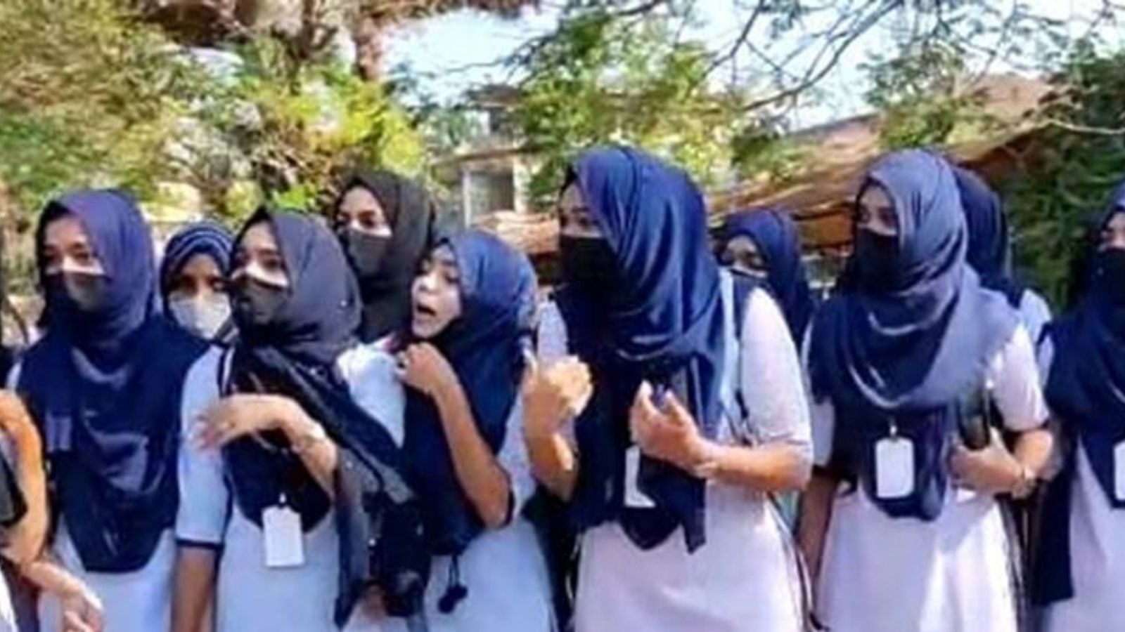 Hijab Row Verdict:: ஹிஜாப் அணிவது இஸ்லாமின் அடிப்படை நடைமுறை இல்லை.. தடையை உறுதி செய்து கர்நாடக உயர் நீதிமன்றம் தீர்ப்பு