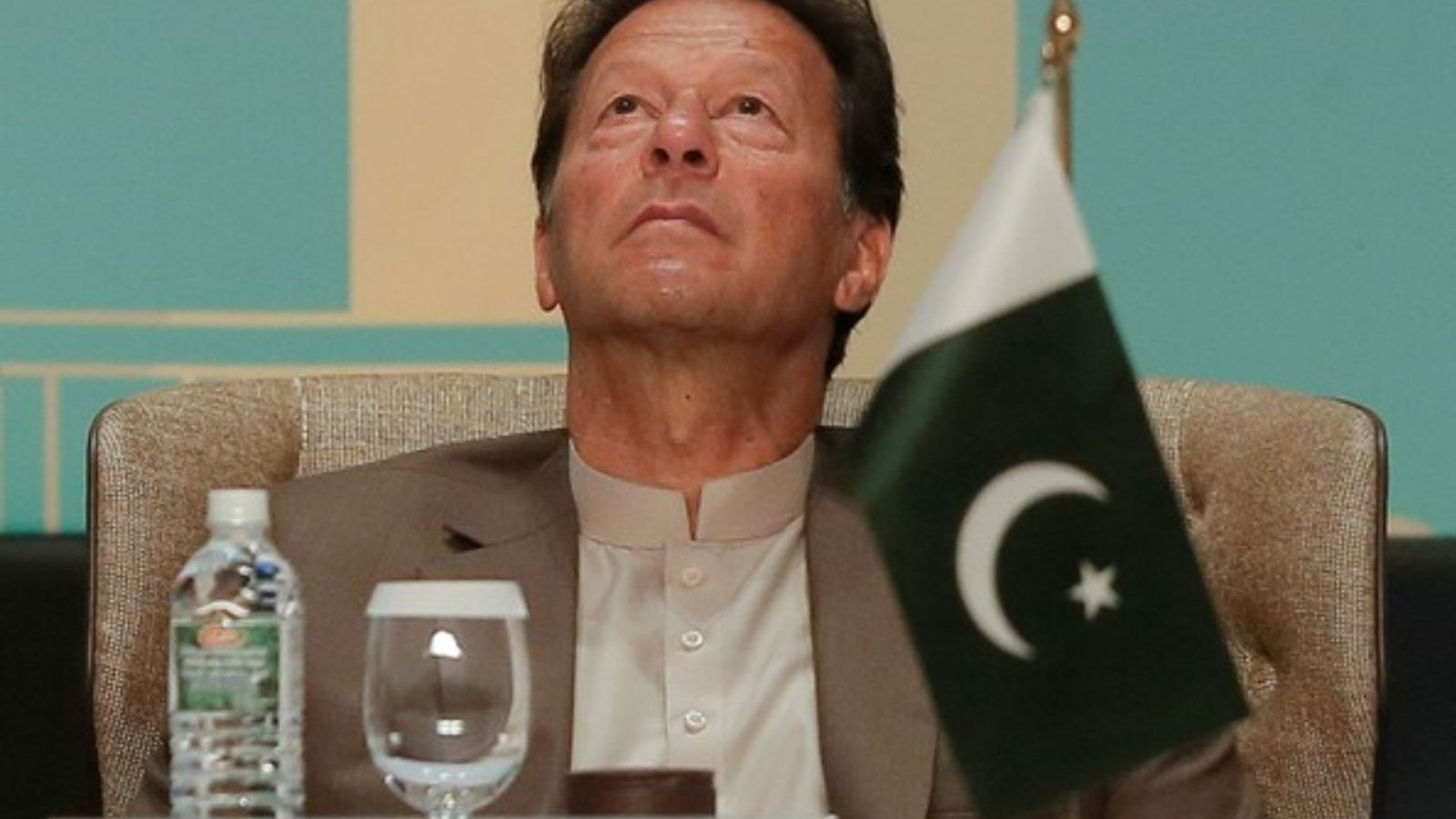 பாக். பிரதமர் இம்ரான் கானின் பதவி தப்புமா? நாடாளுமன்றத்தில் இன்று நம்பிக்கை வாக்கெடுப்பு