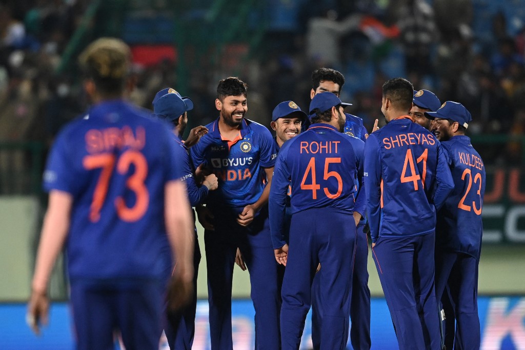  ஆவேஷ் கான் 2 ஓவர்களில் இரண்டு விக்கெட்டுகளை கைப்பற்ற இலங்கையை 11/3 எனப் போராட்டத் தொடக்கம் கண்டது, இந்தியா ஆரம்பத் தாக்குதலைத் தொடங்கியது.