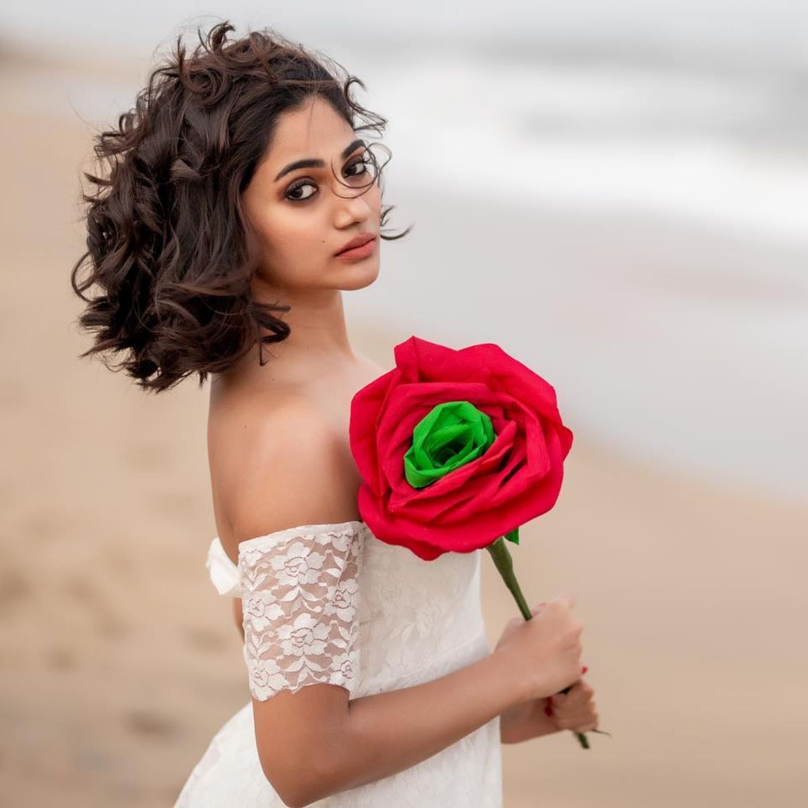  நடிகை லாஸ்லியா இலங்கையில் செய்தி வாசிப்பாளராக பணியாற்றி வந்தார். இவருக்கு  சீசன் 3 நிகழ்ச்சியில் கலந்துக்கொள்ளும் வாய்ப்பு கிடைத்தது.