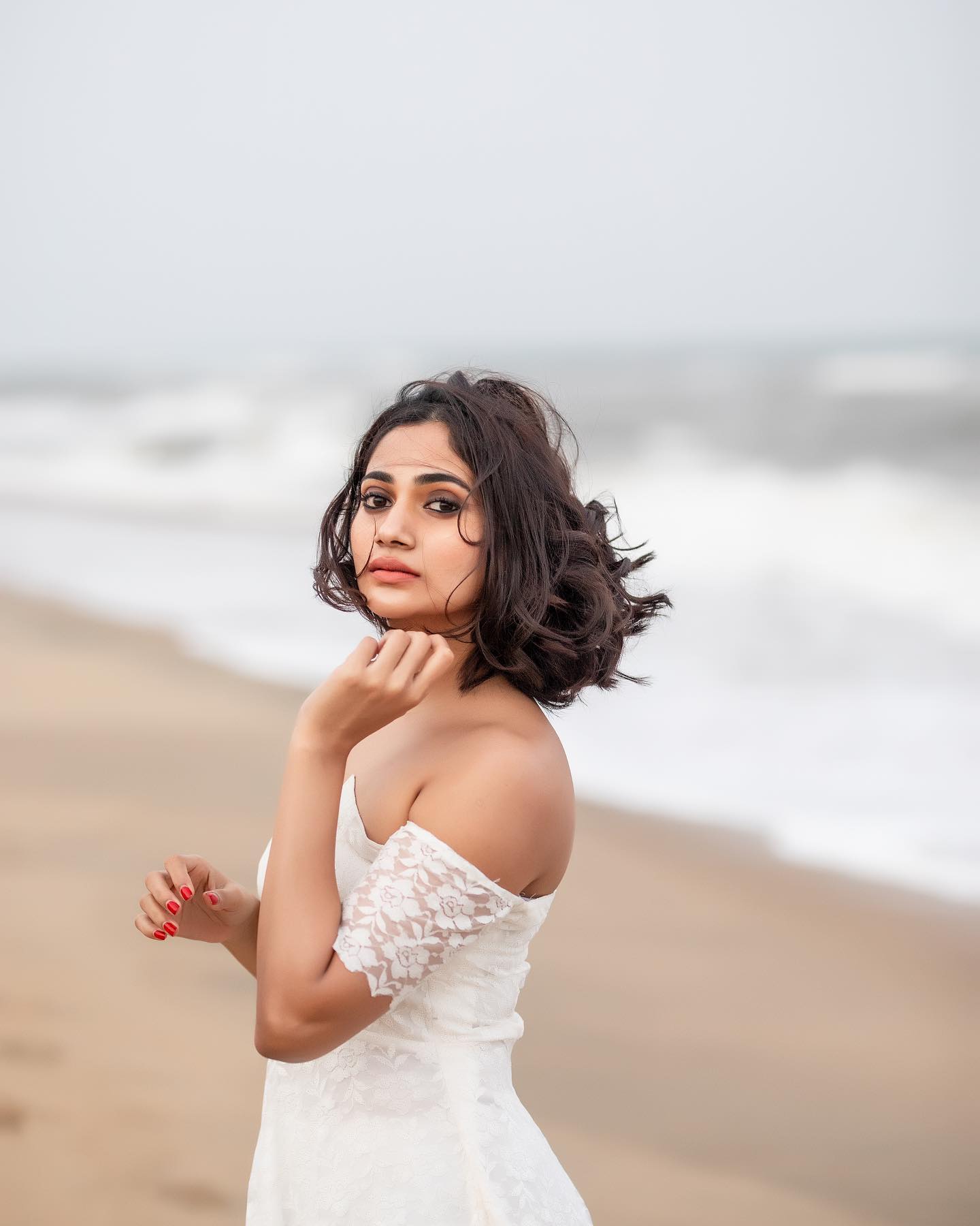  இந்நிலையில் நடிகை லாஸ்லியாவின் லேட்டஸ்ட் போட்டோ ஷூட் வைரலாகி வருகிறது.