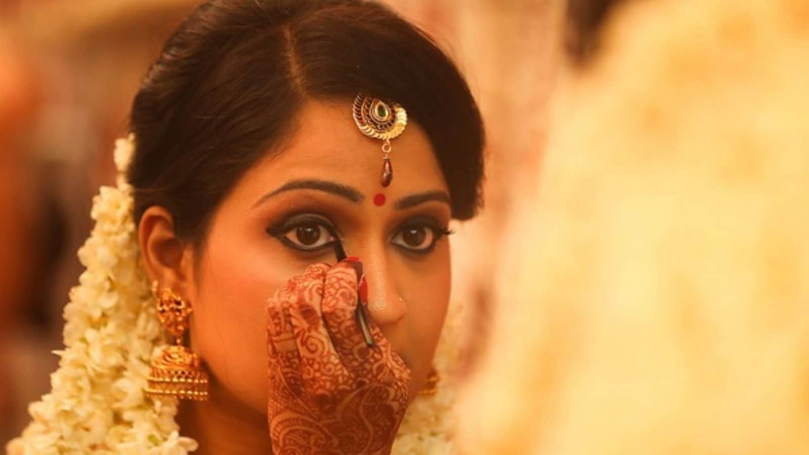 பார்லருக்கு செல்ல முடியாத போது ஒரு ஃபங்ஷனுக்கு ரெடியாக உதவும் பியூட்டி டிப்ஸ்.!