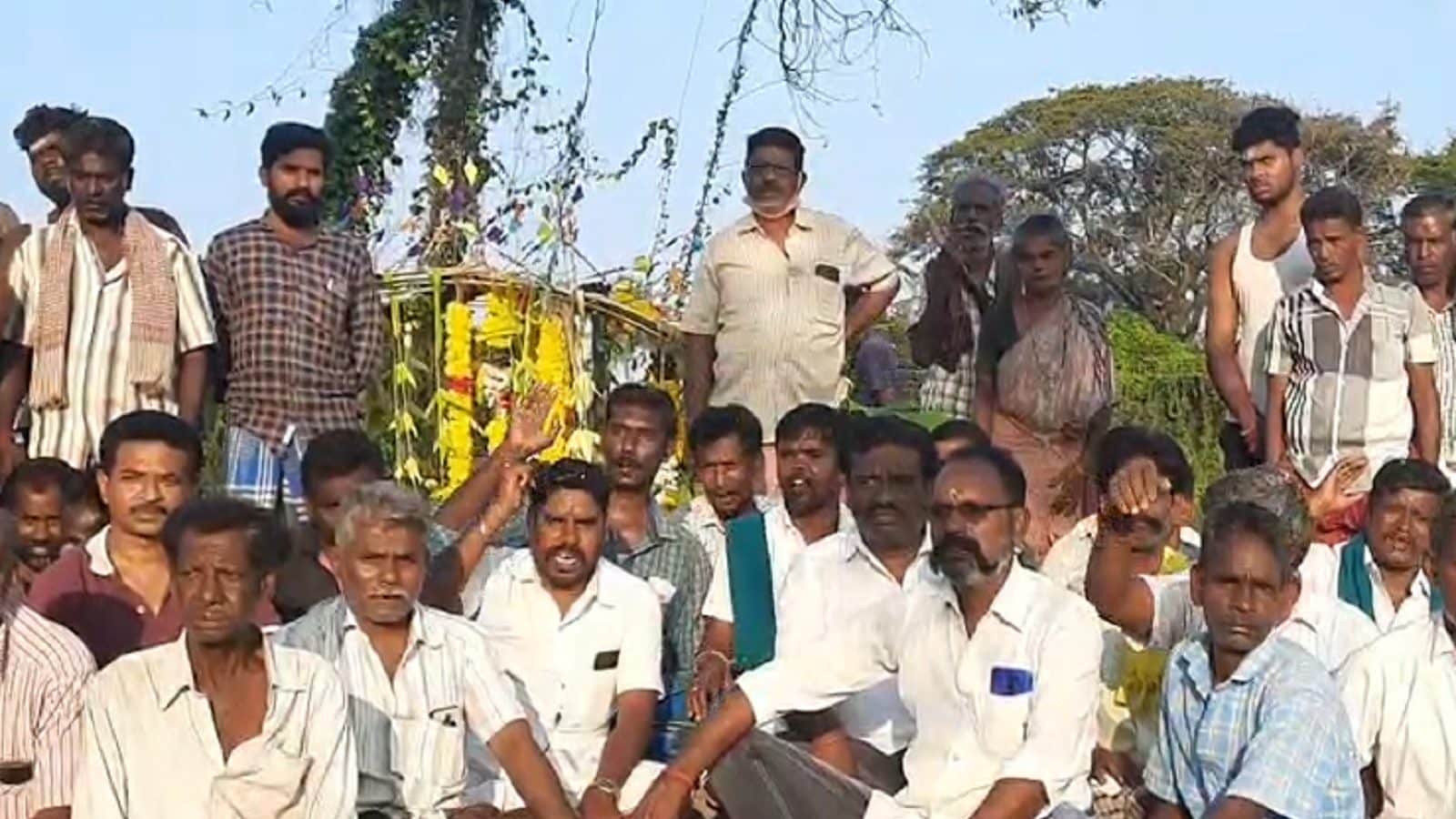 சுடுகாட்டில் இறந்தவர் உடலுடன் போராட்டத்தில் ஈடுபட்ட கிராம மக்கள் - மயிலாடுதுறையில் பரபரப்பு