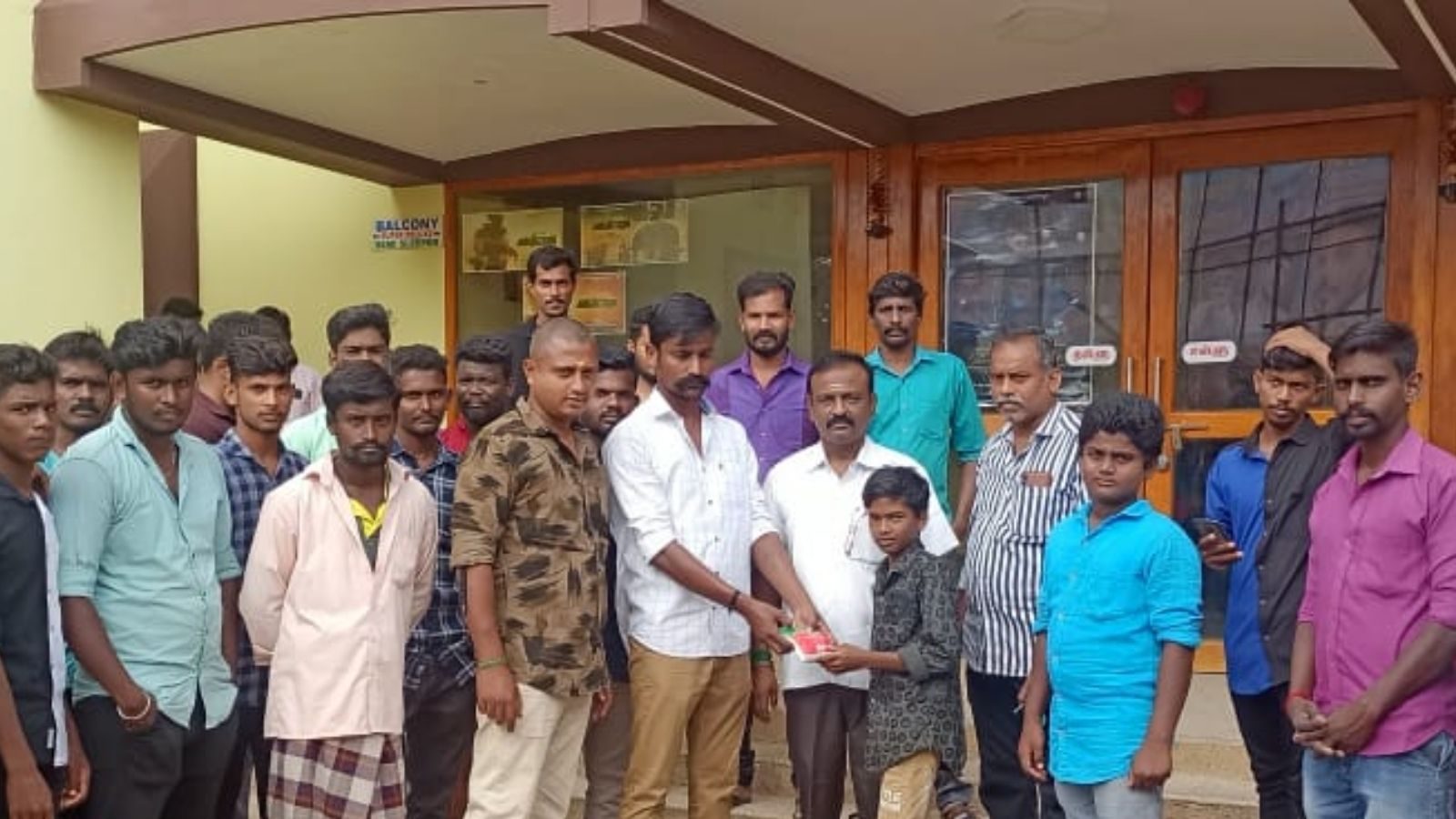 Valimai: கட் அவுட்டிற்கு பாலாபிஷேகம் செய்யமால் இலவசமாக பால் வழங்கிய அஜித் ரசிகர்கள்!