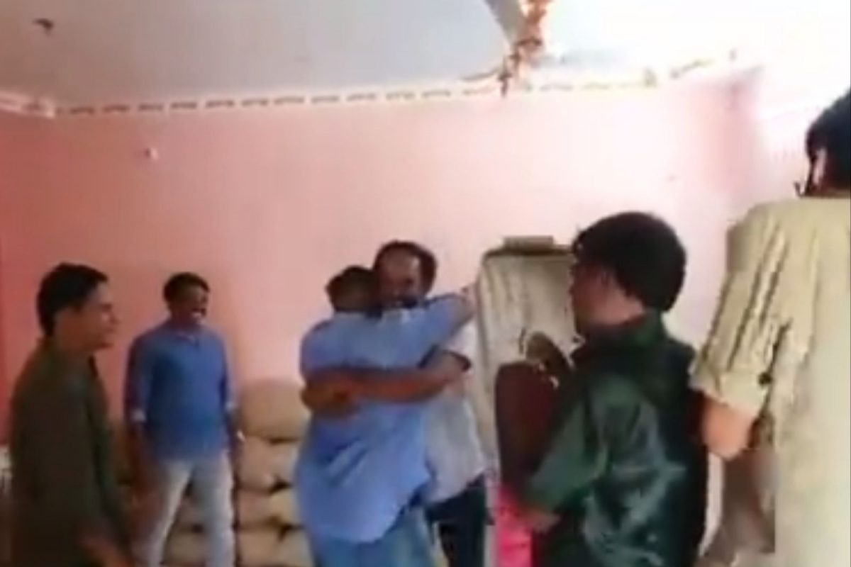 கடைசி விவசாயி மணிகண்டனை கட்டித்தழுவி முத்தமிட்டு வாழ்த்திய மிஷ்கின்